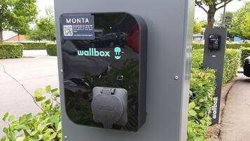 Caixa cinzenta de serviços com a etiqueta 'wellbox' e um código QR.