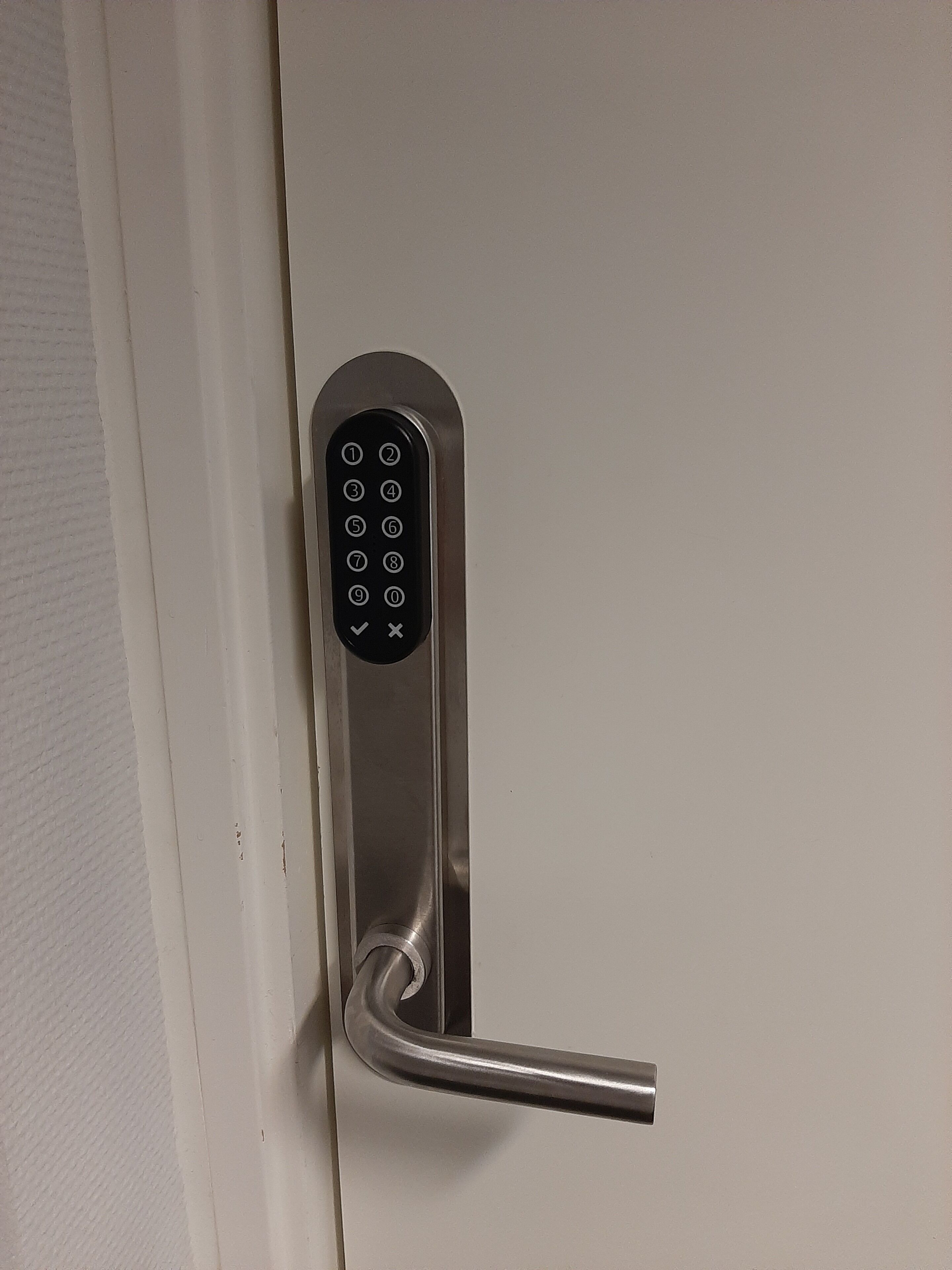 Une porte moderne dotée d’un clavier numérique et d’une poignée à levier.