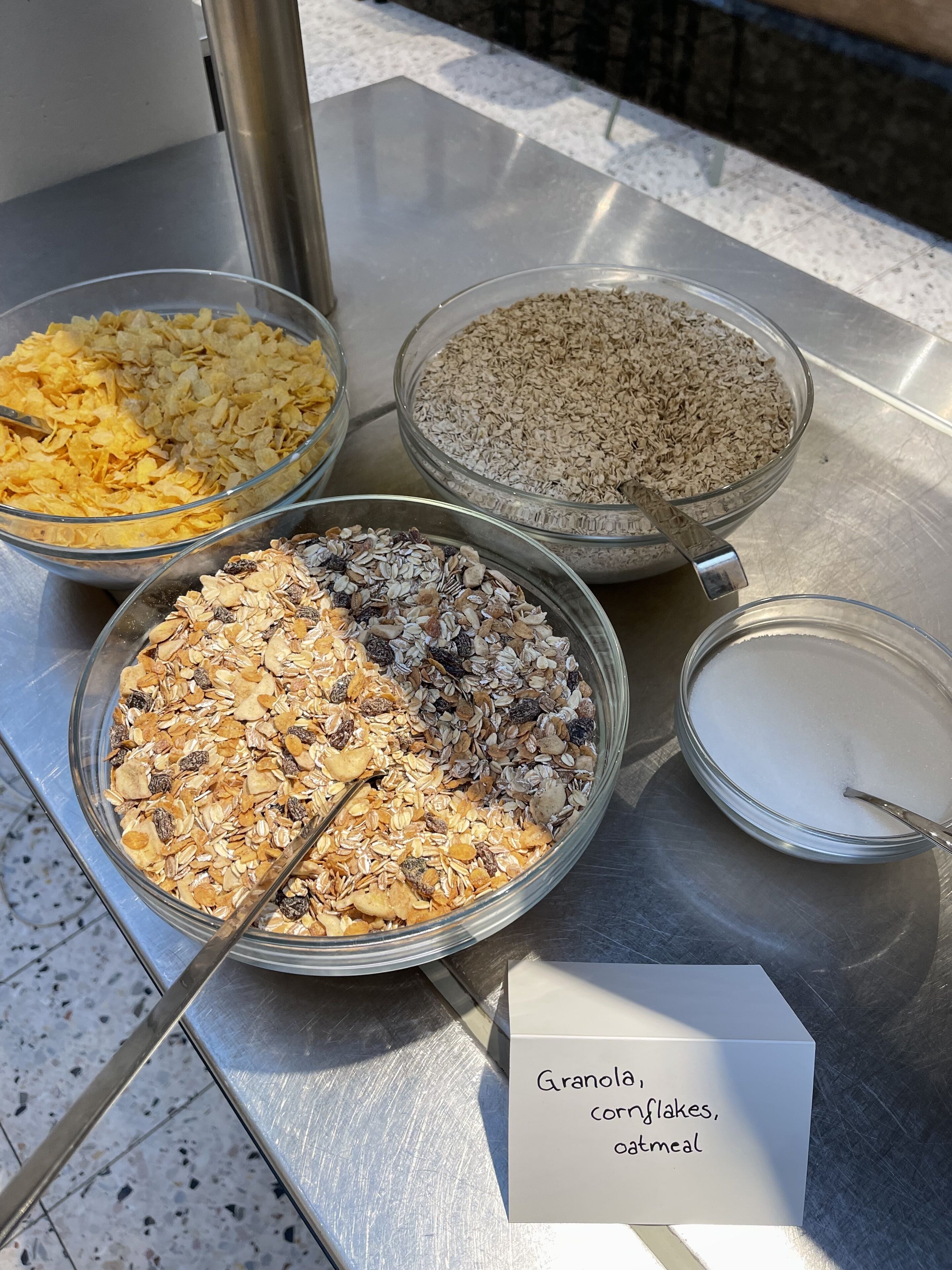 Un bufé de desayuno con diversos cereales y granola.