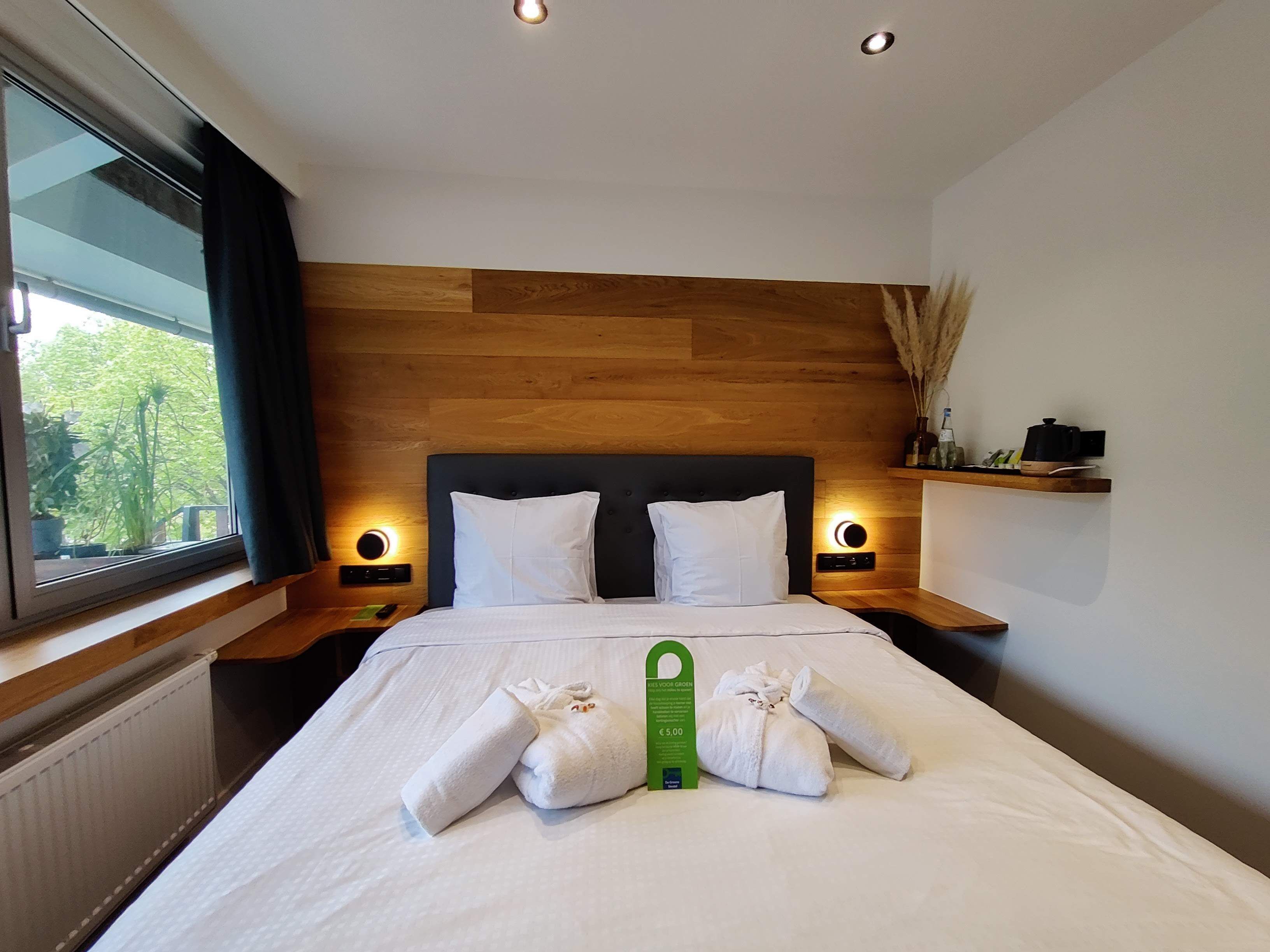 Luxury Room | Desk, blackout drapes, free cribs/infant beds, free WiFi