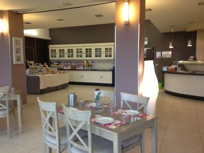 Daily buffet breakfast (EUR 18 per person) - Mont-des-Pins Dennenheuvel (Durbuy)