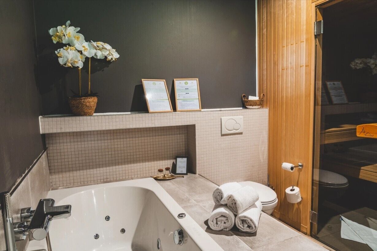Luxury Room | Desk, blackout drapes, free cribs/infant beds, free WiFi