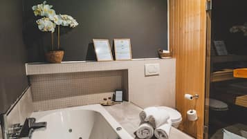 Luxury Room | Desk, blackout drapes, free cribs/infant beds, free WiFi