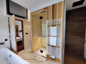 Luxury Room | Bathroom | Separate tub and shower, hair dryer, towels, soap