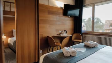 Quarto quádruplo conforto, 1 quarto | Escrivaninha, cortinas blackout, berços grátis, Wi-Fi de cortesia