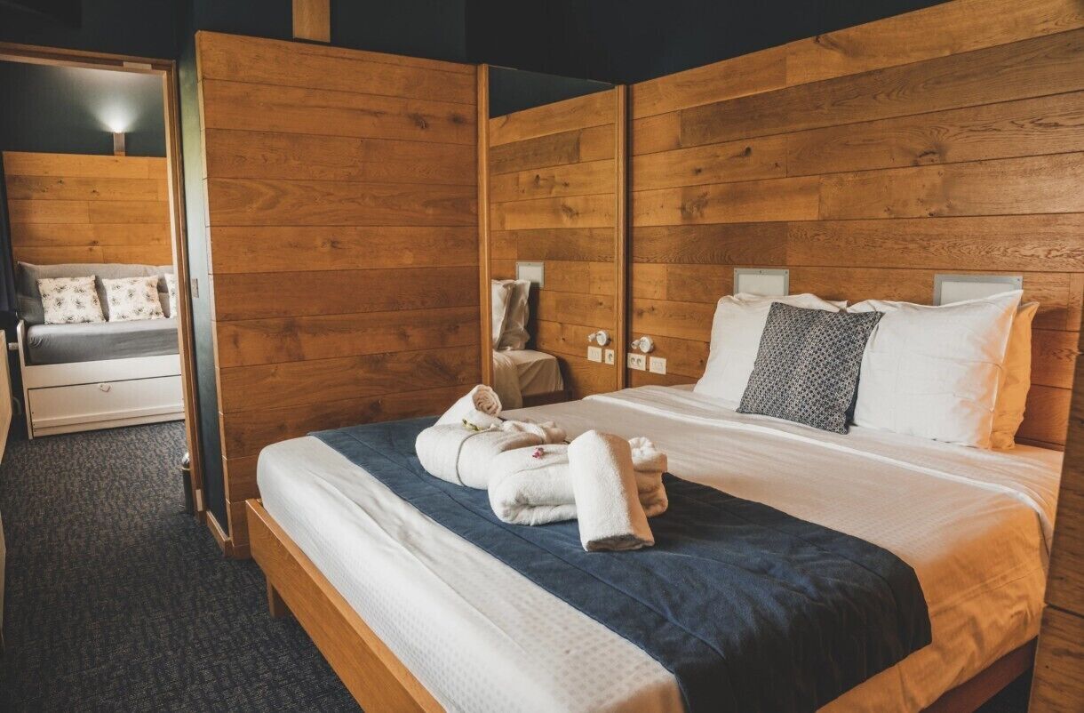 Luxe kamer | Een bureau, verduisterende gordijnen, gratis babybedden, gratis wifi