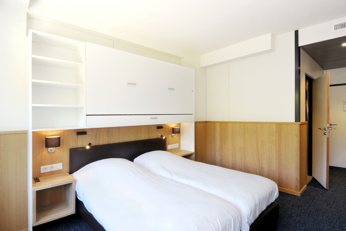 1 bedroom, desk, blackout curtains, free cots/infant beds