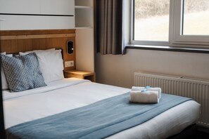 ベーシック ダブルルーム | デスク、遮光カーテン、ベビーベッド (無料)、WiFi (無料)