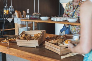Tägliches Frühstücksbuffet gegen Gebühr