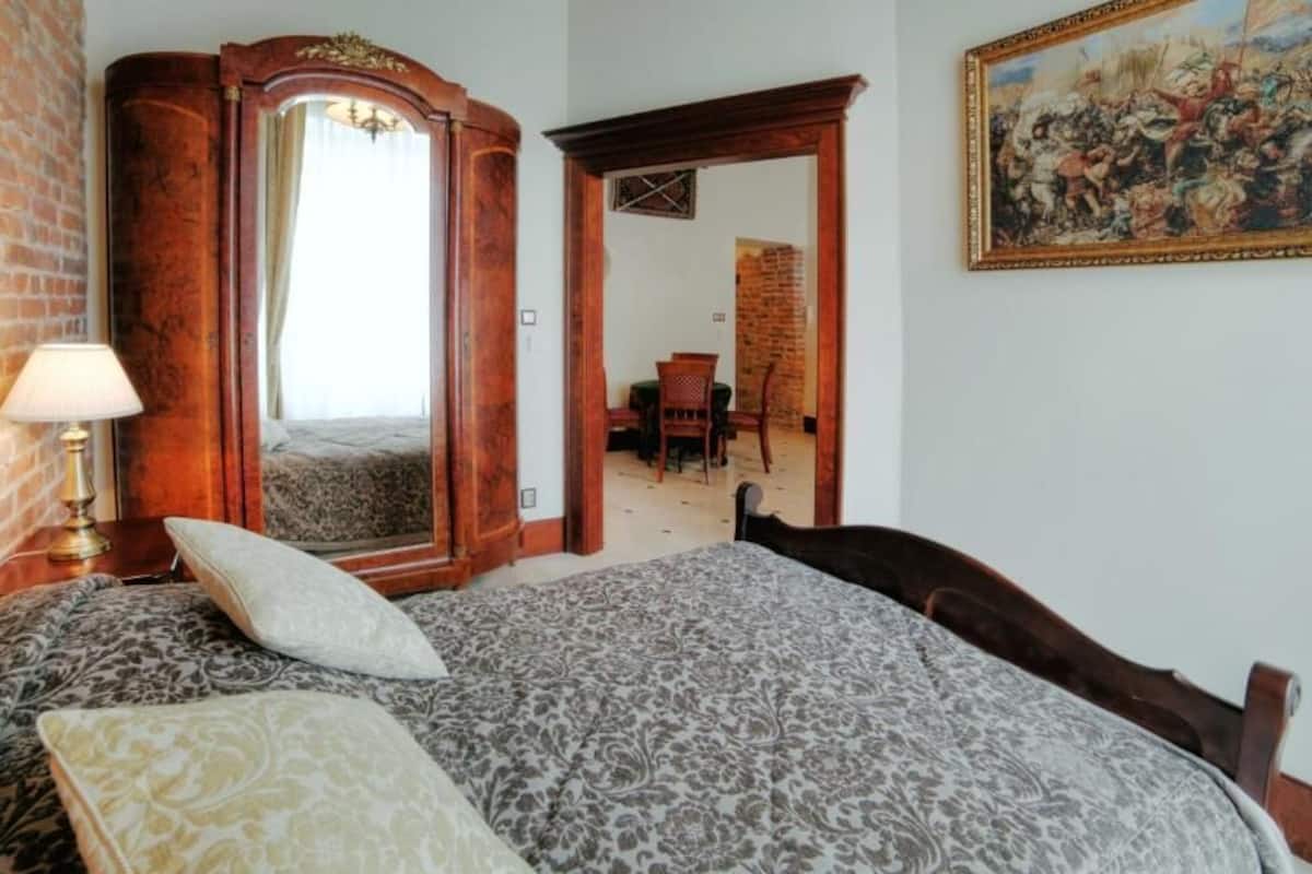 Royal Apartment, 1 Double Bed with Sofa bed (Grodzka Street) | 1 bedroom, desk, laptop workspace, iron/ironing board
