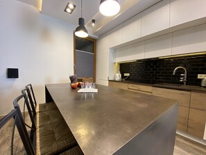 Comfort Apartment (Floriańska Street) | Private kitchen | Fridge, microwave, stovetop, coffee/tea maker - P&J Apartments (Kraków)