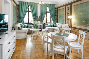 Suite Deluxe (Florianska Street) | Area soggiorno | TV LCD 32 pollici con canali satellitari, TV