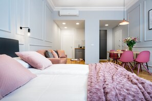 Studio Suite Deluxe (Floriańska Street) | Bàn, khu vực làm việc phù hợp cho laptop, bàn ủi/dụng cụ ủi quần áo 