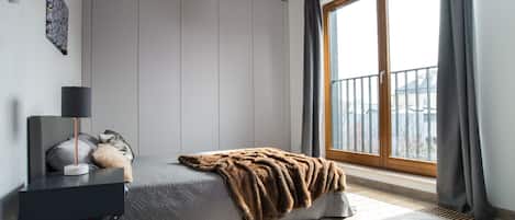 Suite Deluxe, 1 habitación (Lubicz Street) | 1 habitación, escritorio y espacio para trabajar con laptop