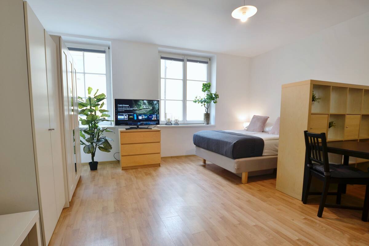 Apartment Selected at Check-In - different locations (2 adults) | 책상, 노트북 작업 공간, 다리미/다리미판, 무료 WiFi