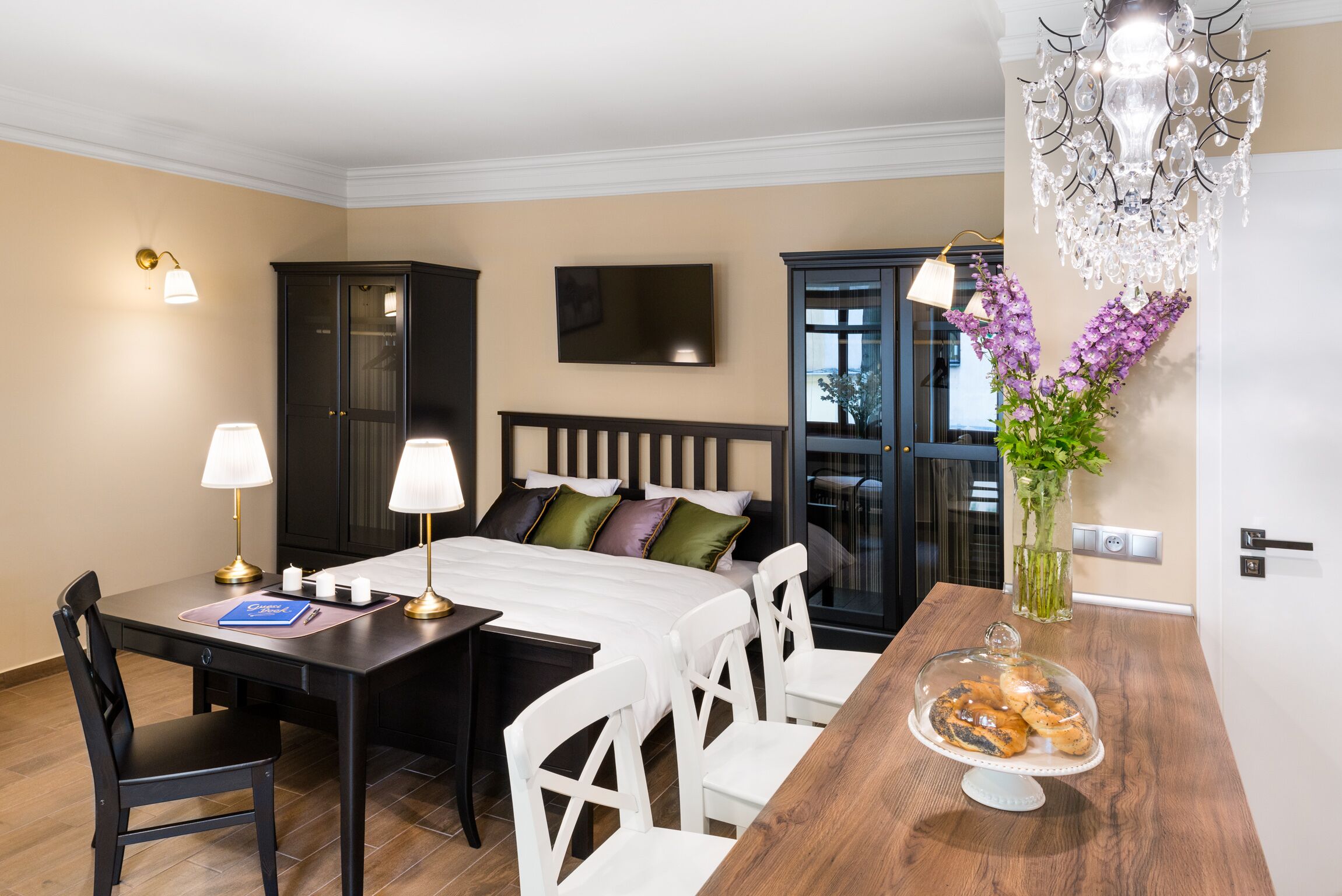 Deluxe-Studio (Florianska Street) | Schreibtisch, laptopgeeigneter Arbeitsplatz, Bügeleisen/Bügelbrett