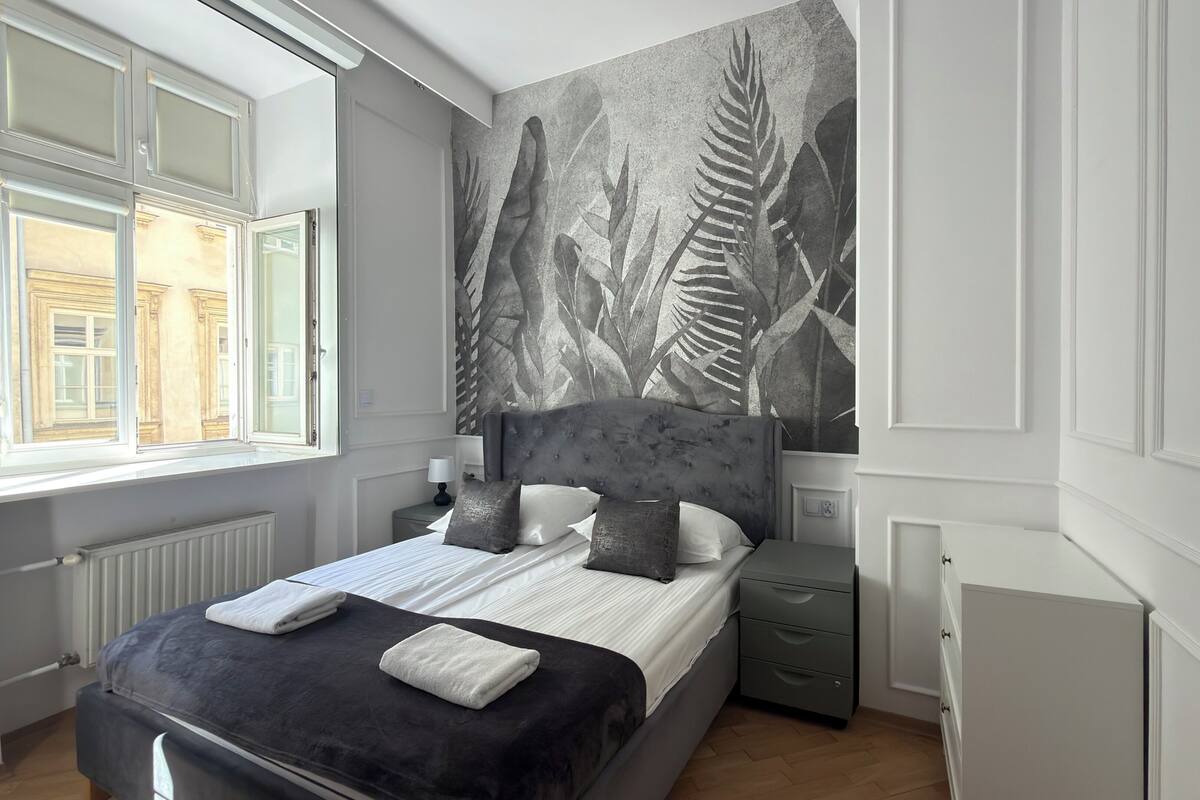 Deluxe Apartment, 2 Bedrooms, Air conditioning | Desk, laptop workspace, iron/ironing board, WiFi (free)