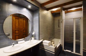 Apartment, 4 Bedrooms (Gertrudy Street) | Bathroom | Hair dryer, towels, soap, toilet paper
