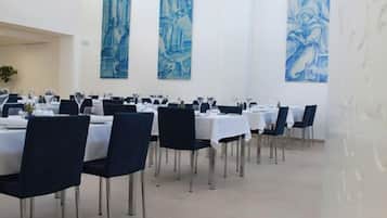 Bữa sáng buffet hàng ngày (9 EUR/mỗi người)