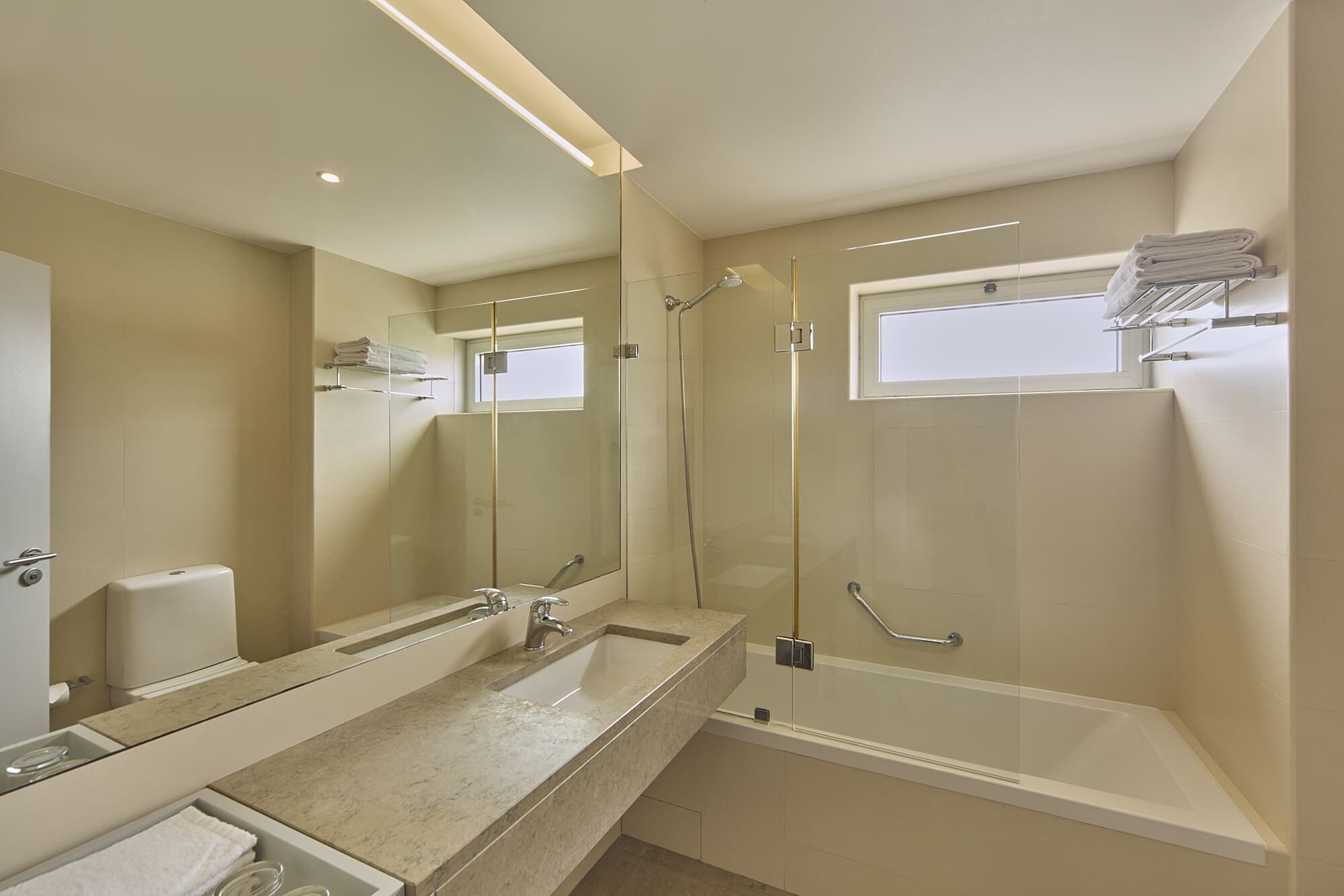 Tina, amenidades de baño gratuitas, secadora de cabello, toallas 