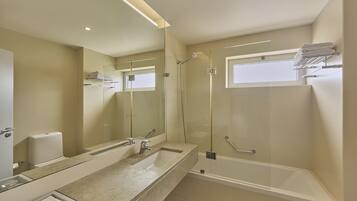 Tina, amenidades de baño gratuitas, secadora de cabello, toallas