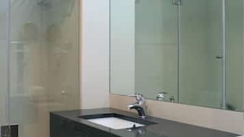 Bathtub, free toiletries, hair dryer, towels