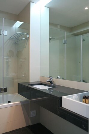 Bathtub, free toiletries, hair dryer, towels - Hotel Anjo de Portugal (Ourem)