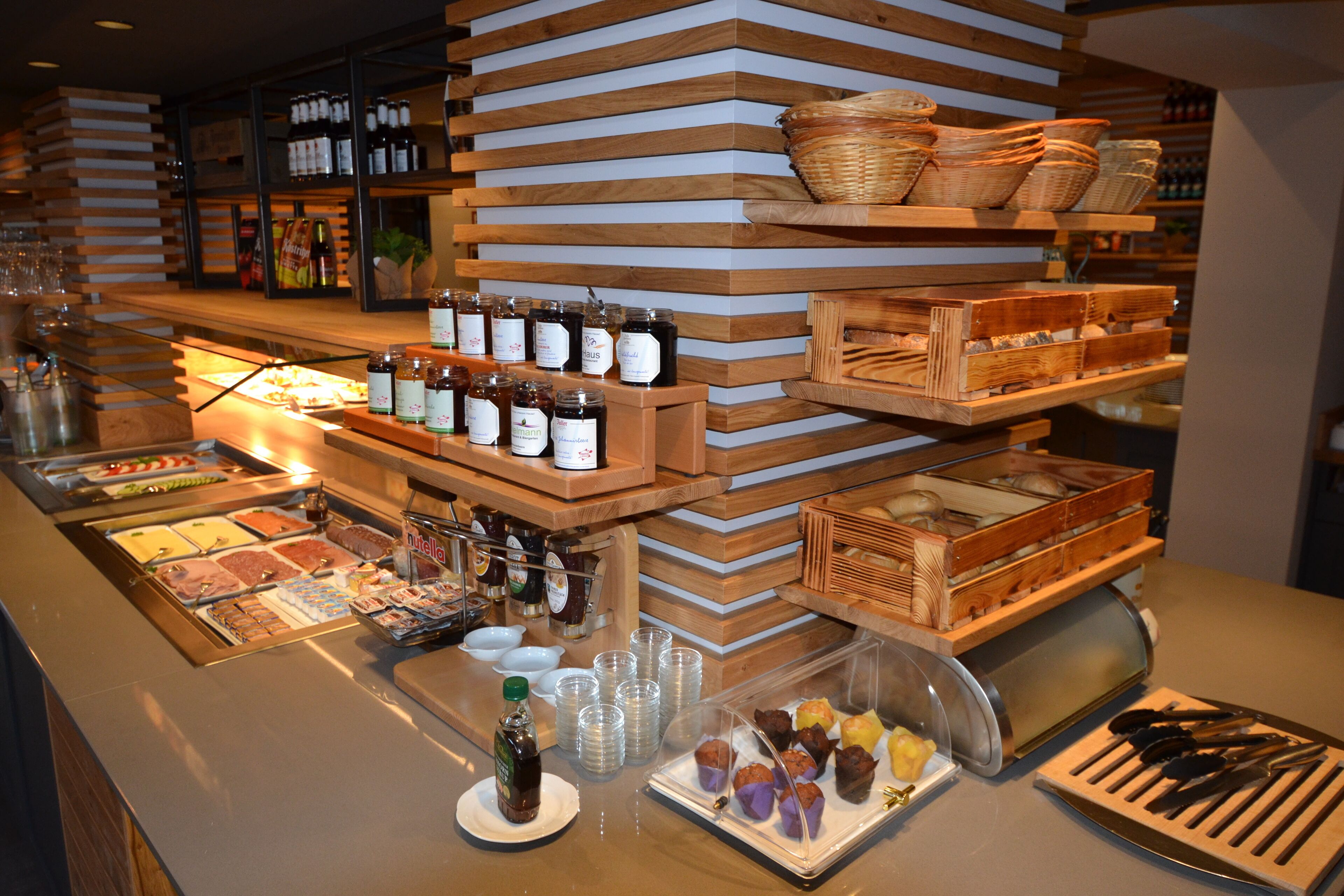 每日供应自助式早餐（每人 EUR 14.5）