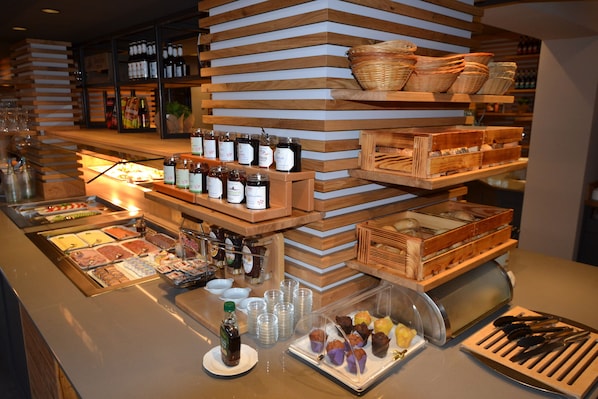 Daily buffet breakfast (EUR 14.5 per person)