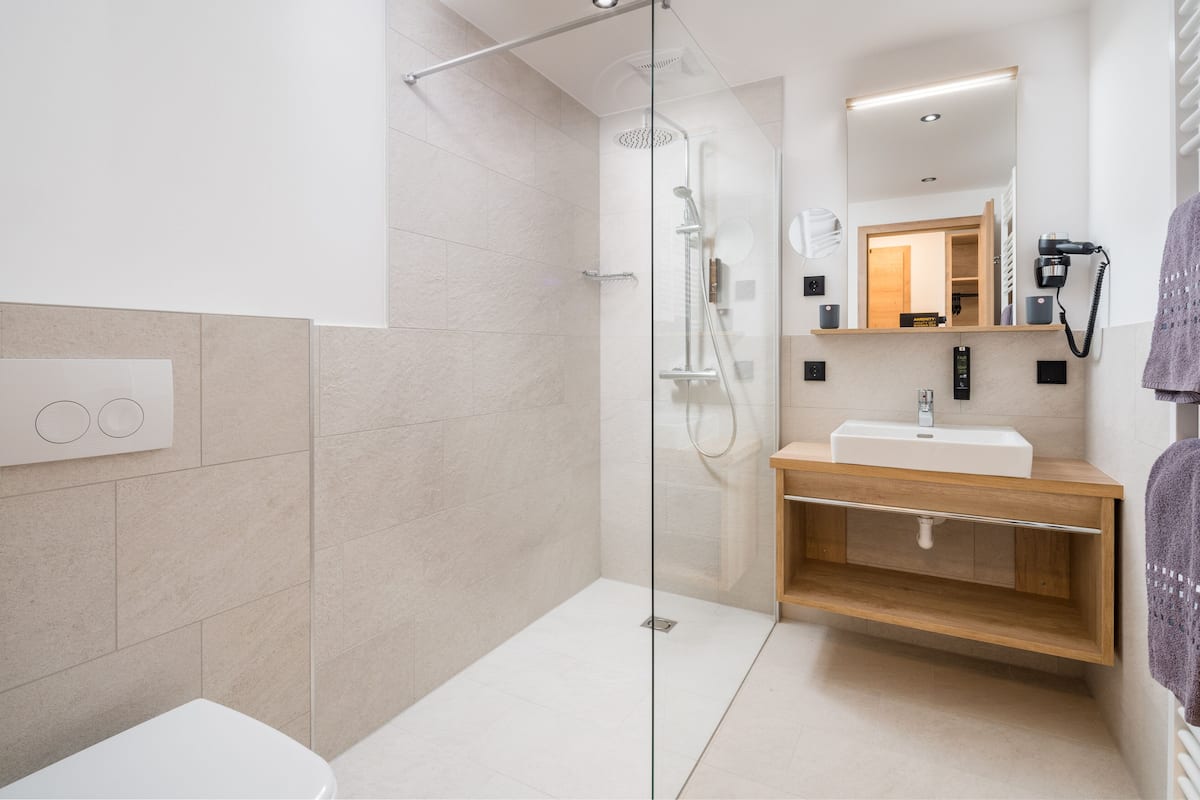 comfort double room, annex building | bathroom | free toiletries, hair dryer, towels