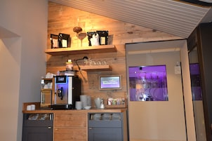 每日供应自助式早餐（每人 EUR 14.5）