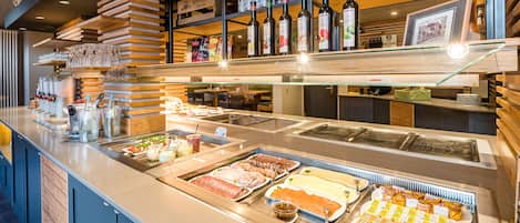 Desayuno buffet todos los días (EUR 14.5 por persona)