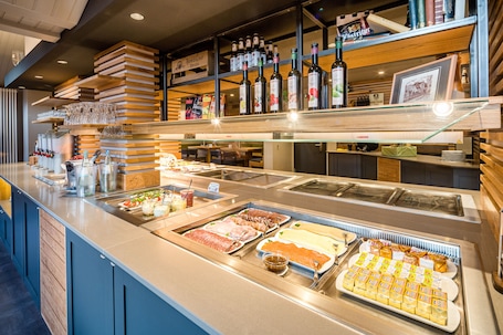 Desayuno buffet diario (EUR 14.5 por persona)