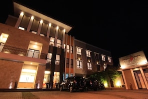 Fassade der Unterkunft – Abend/Nacht