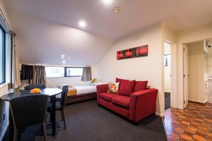 Upstairs Apartment, 1 Bedroom | Dining room