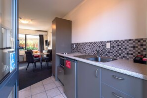 Private kitchen - 298 Westside Motor Lodge (Christchurch)