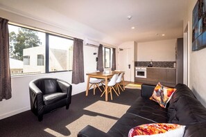 Appartement, 3 chambres | Coin séjour