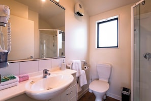 Apartment, 3 Bedrooms | Bathroom | Free toiletries, hair dryer, towels