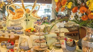 Une table de buffet garnie de divers plats et agrémentée d’un arrangement floral.