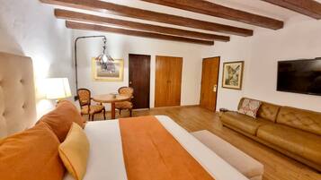 Minibar, caja de seguridad en la habitación y decoración personalizada