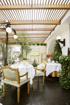 Petit déjeuner et déjeuner servis sur place, restauration en plein air 