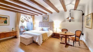 Suite de lujo | Minibar, caja de seguridad en la habitación y decoración personalizada