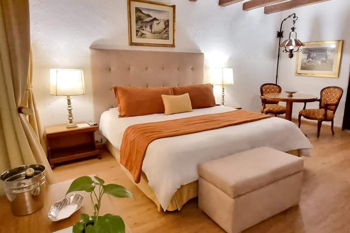 1 dormitorio, minibar, caja fuerte y decoración individual
