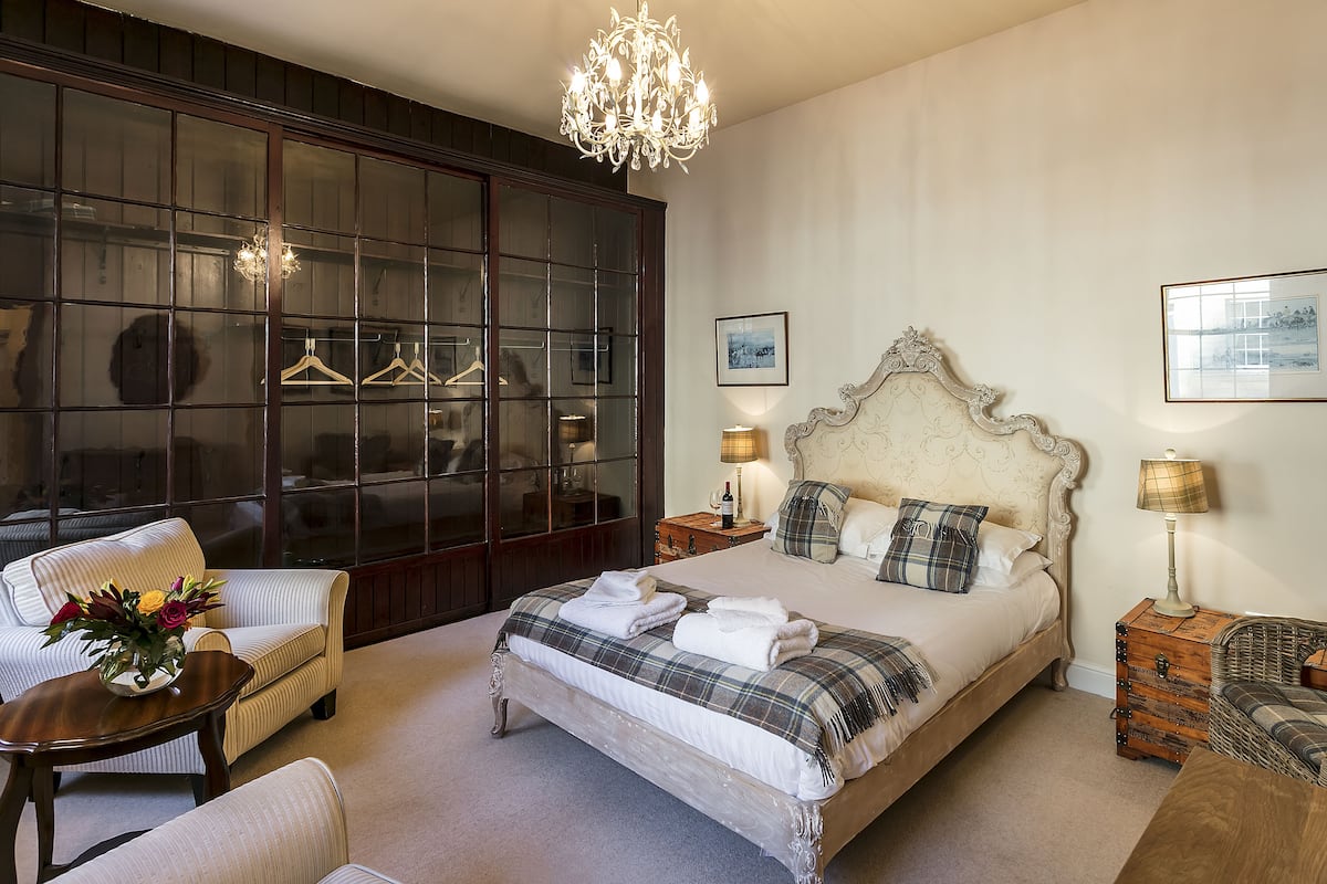 cottage, 3 bedrooms (self-catering garden cottage) | hypo-allergenic bedding, individually decorated, individually furnished