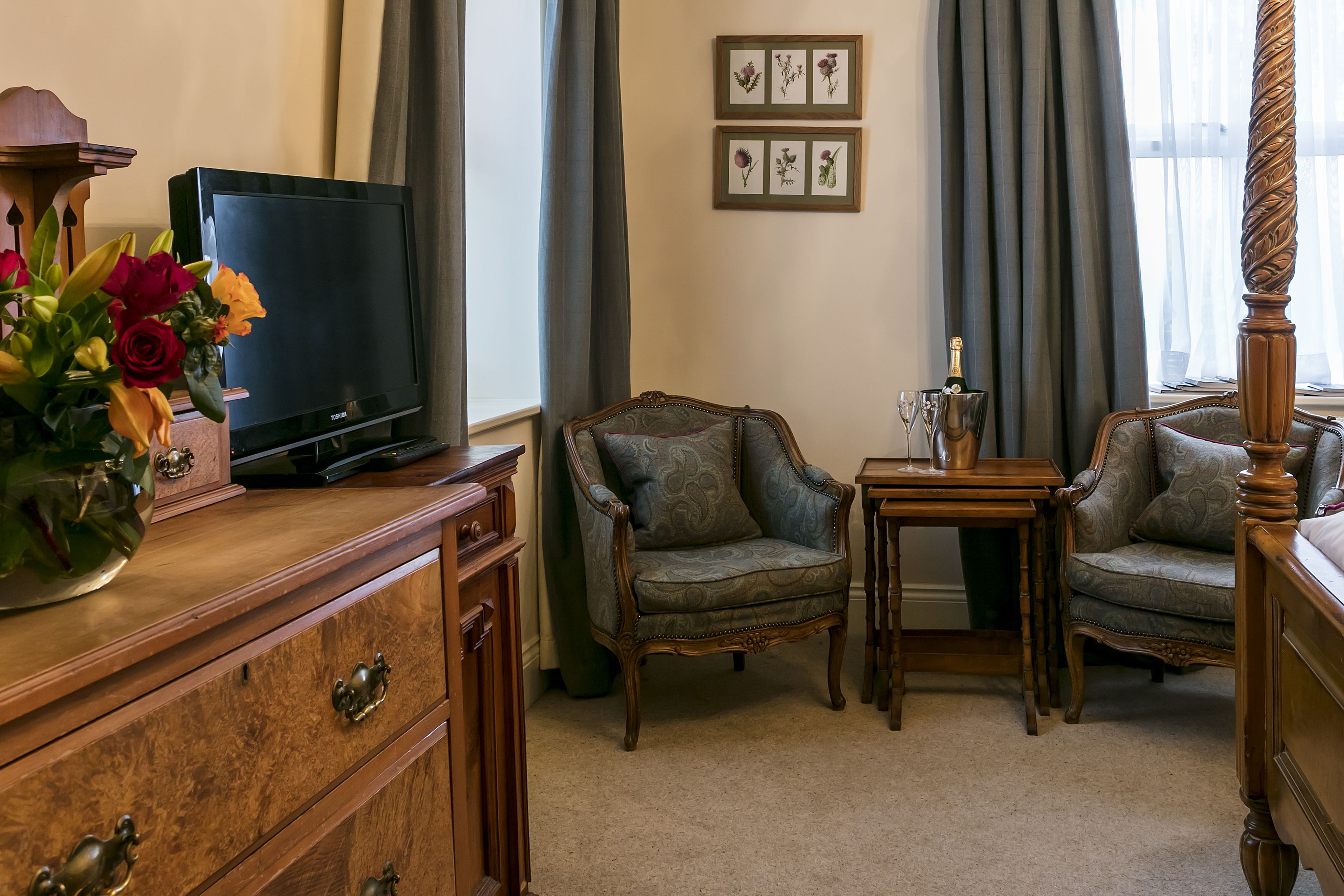 lodge double room (eshott grange) - 2 minutes walking away from the main hall | hypo-allergenic bedding, individually decorated, individually furnished