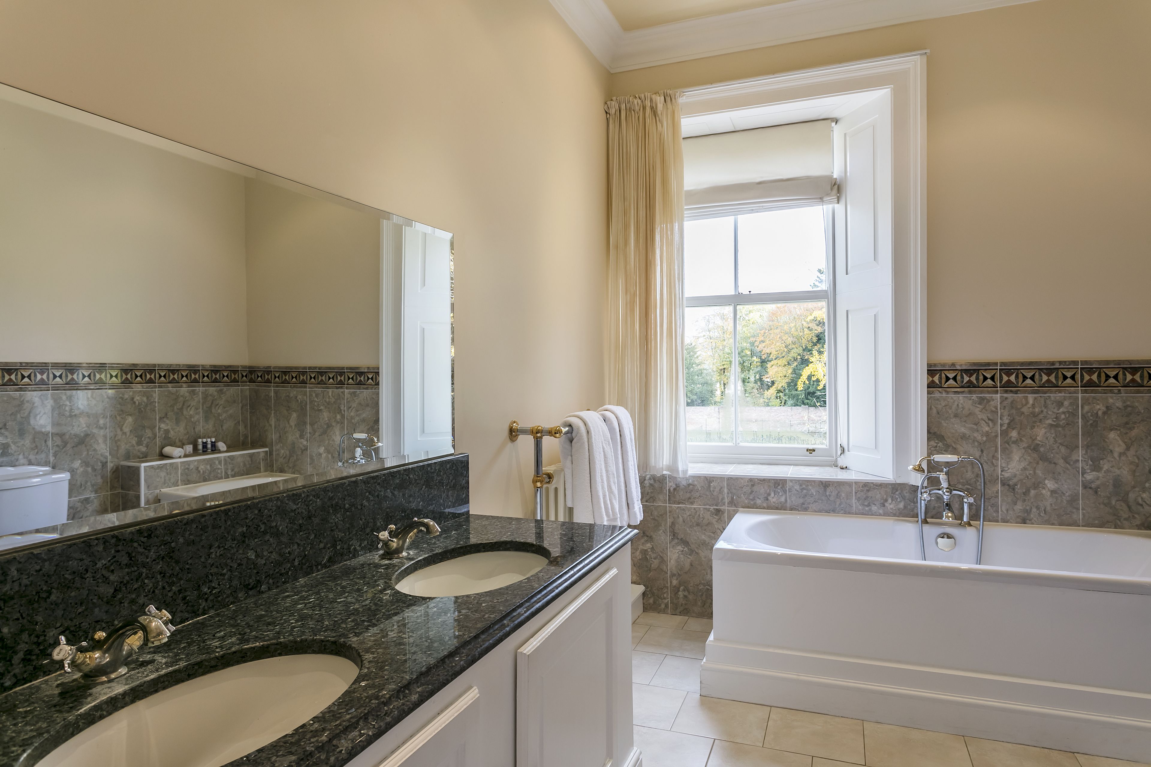 luxury double room | bathroom | combined shower/bathtub, deep-soaking bathtub, free toiletries