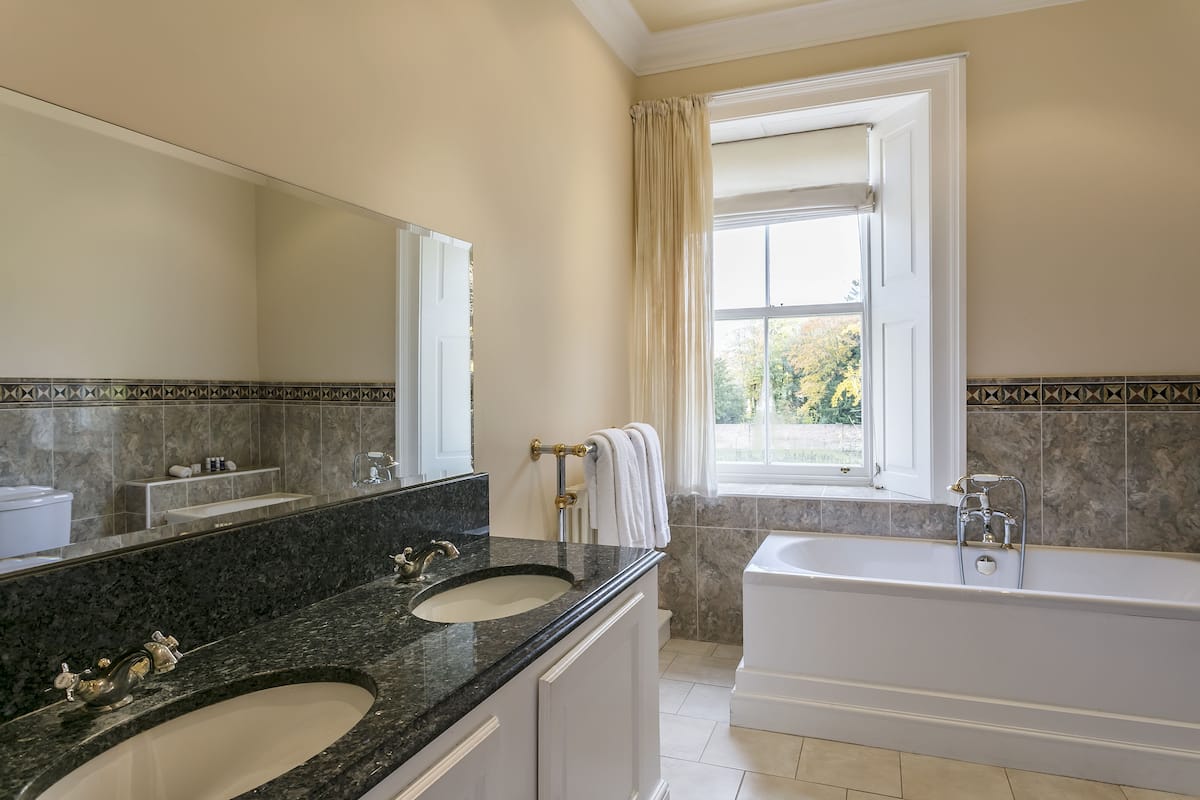 luxury double room | bathroom | combined shower/bathtub, deep-soaking bathtub, free toiletries