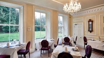 Daily cooked-to-order breakfast (GBP 14.00 per person)