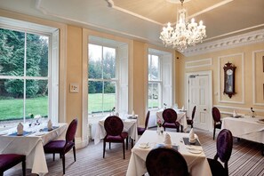 Daily cooked-to-order breakfast (GBP 14.00 per person)