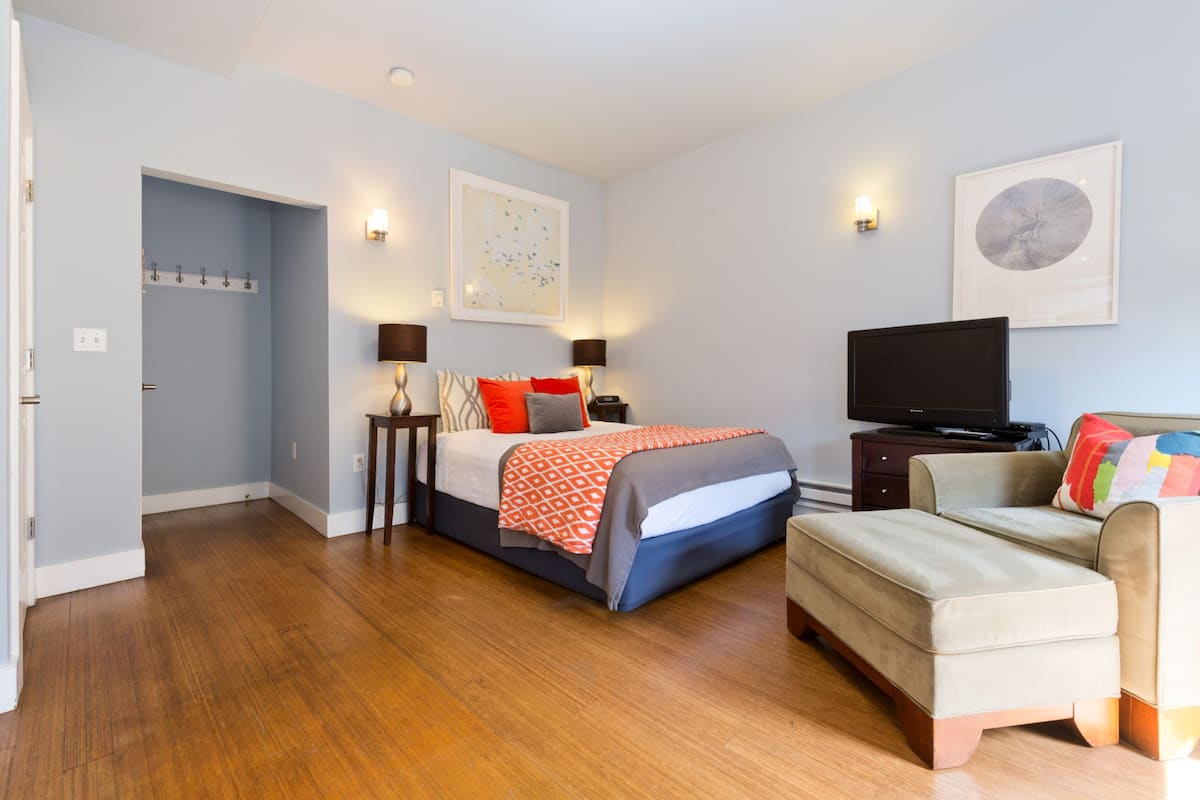NO. 4 Nature Suite | Premium bedding, laptop workspace, iron/ironing board, WiFi (free)